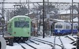 2016年1月20日日永駅にて降り出した雪と電車タイミングよく撮影できました
