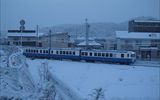 雪の中を西日野駅から発車したなろうブルー。<br />
