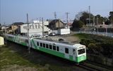 春近く夕方頃に近い時間に、日永～西日野を走行するなろうグリーンのナロー電車です。