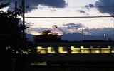 夏休みに入り中々晴れ間が見えず、台風が去った日の夕暮れが久しぶりに綺麗で撮影していたら電車が通過。